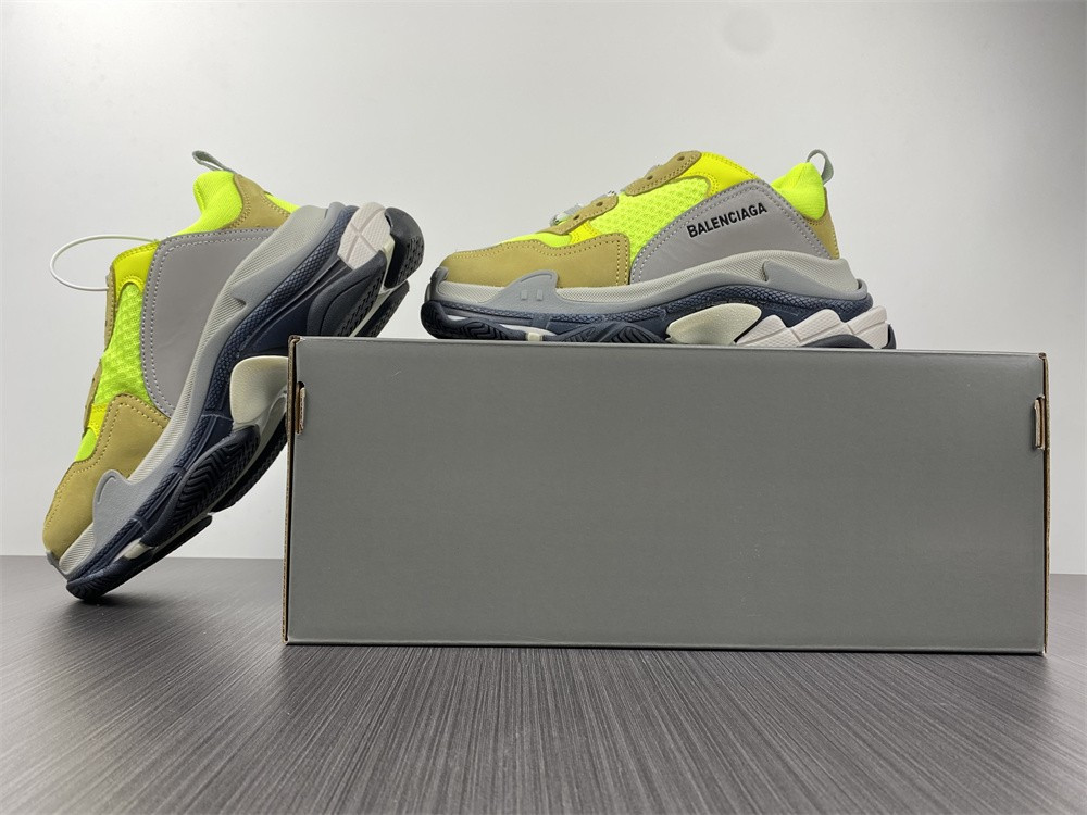 BLCG Triple S 524039-W09O3-1801