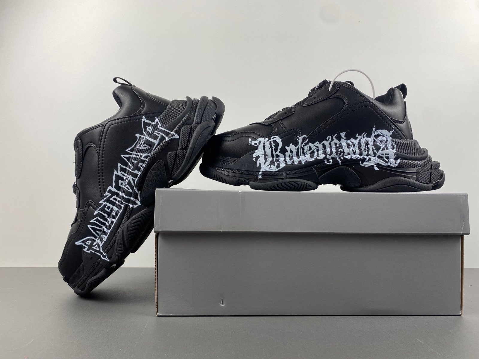 Ba*len*cia*ga triple s