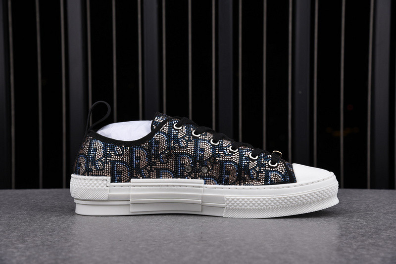 DR B23 Low Top Sneaker