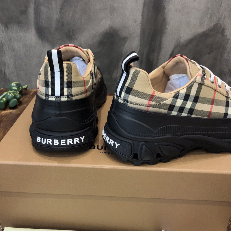BY SNEAKER