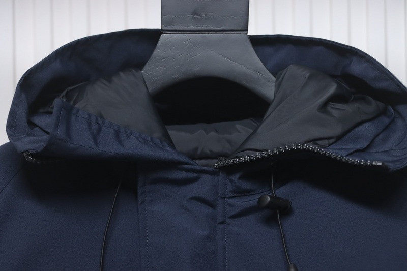Can*a Go*e coat