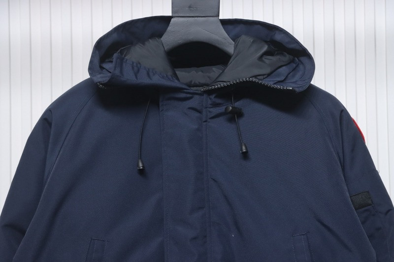 Can*a Go*e coat