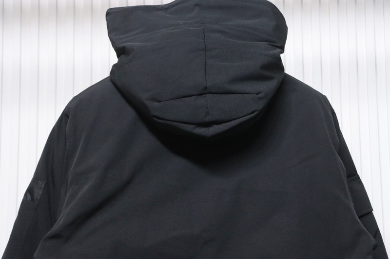 Can*a Go*e coat