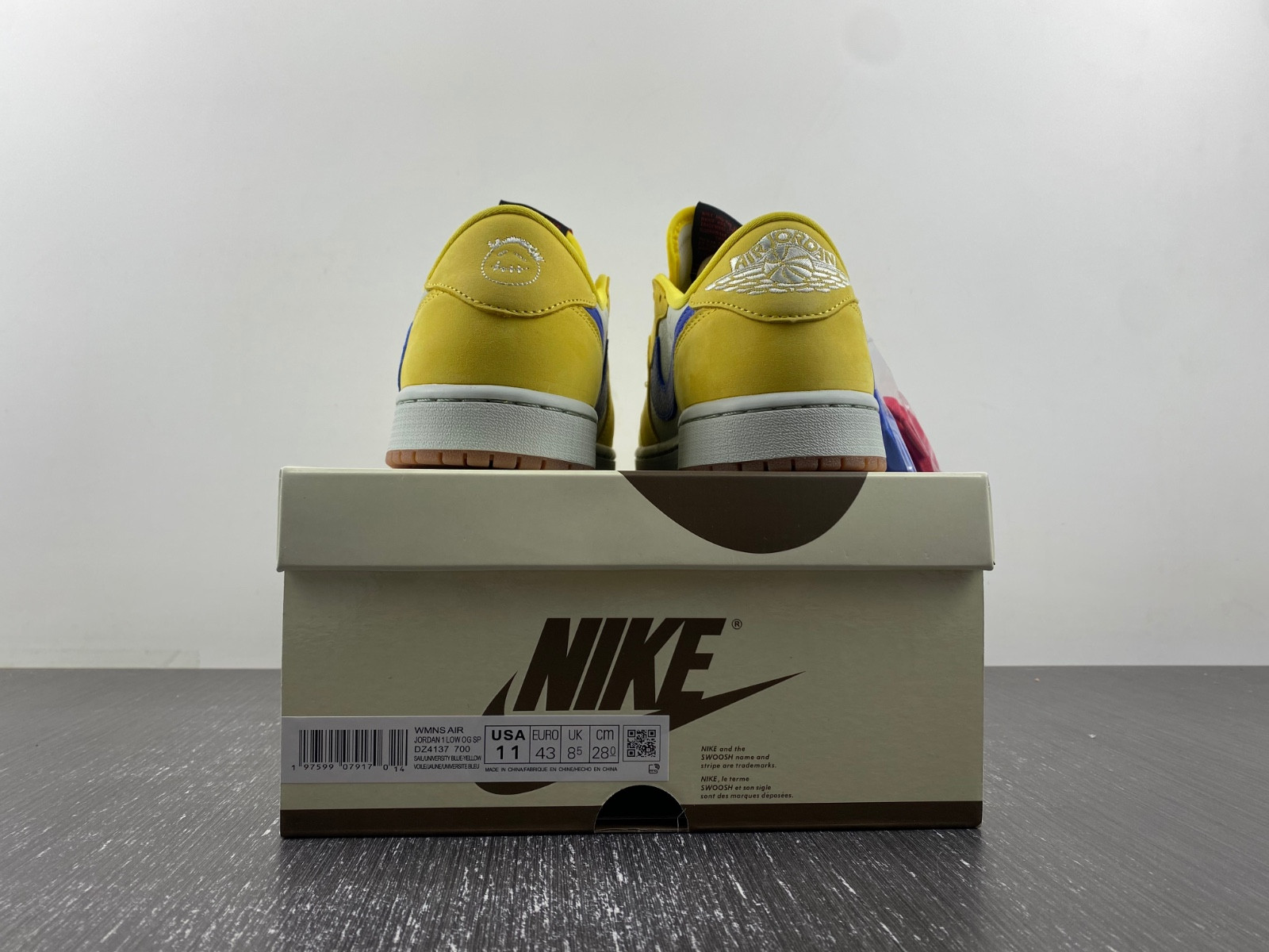 Travis Scott x Air Jordan 1 DZ4137-700