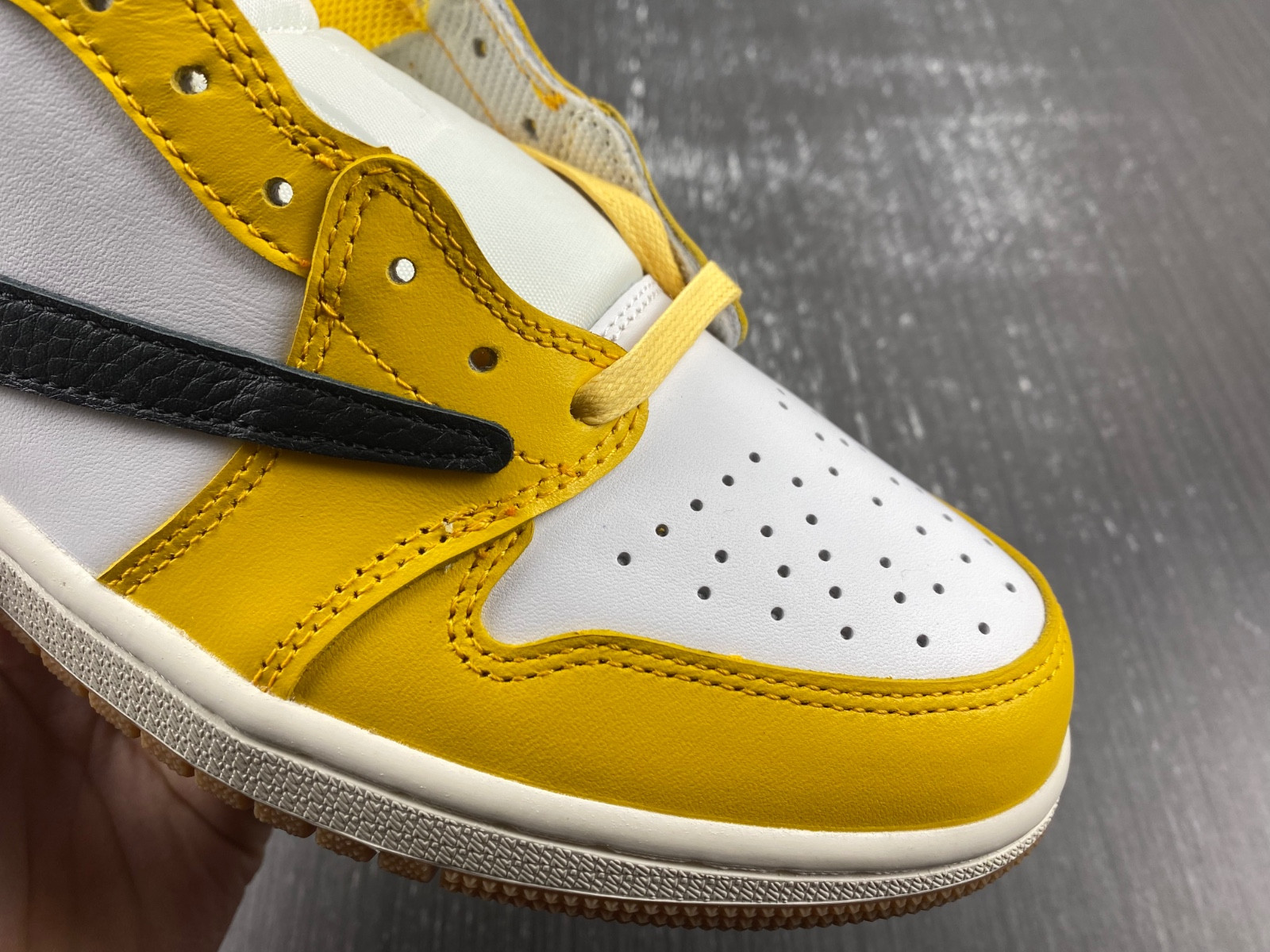 Travis Scott x Air Jordan 1 DZ4137-700