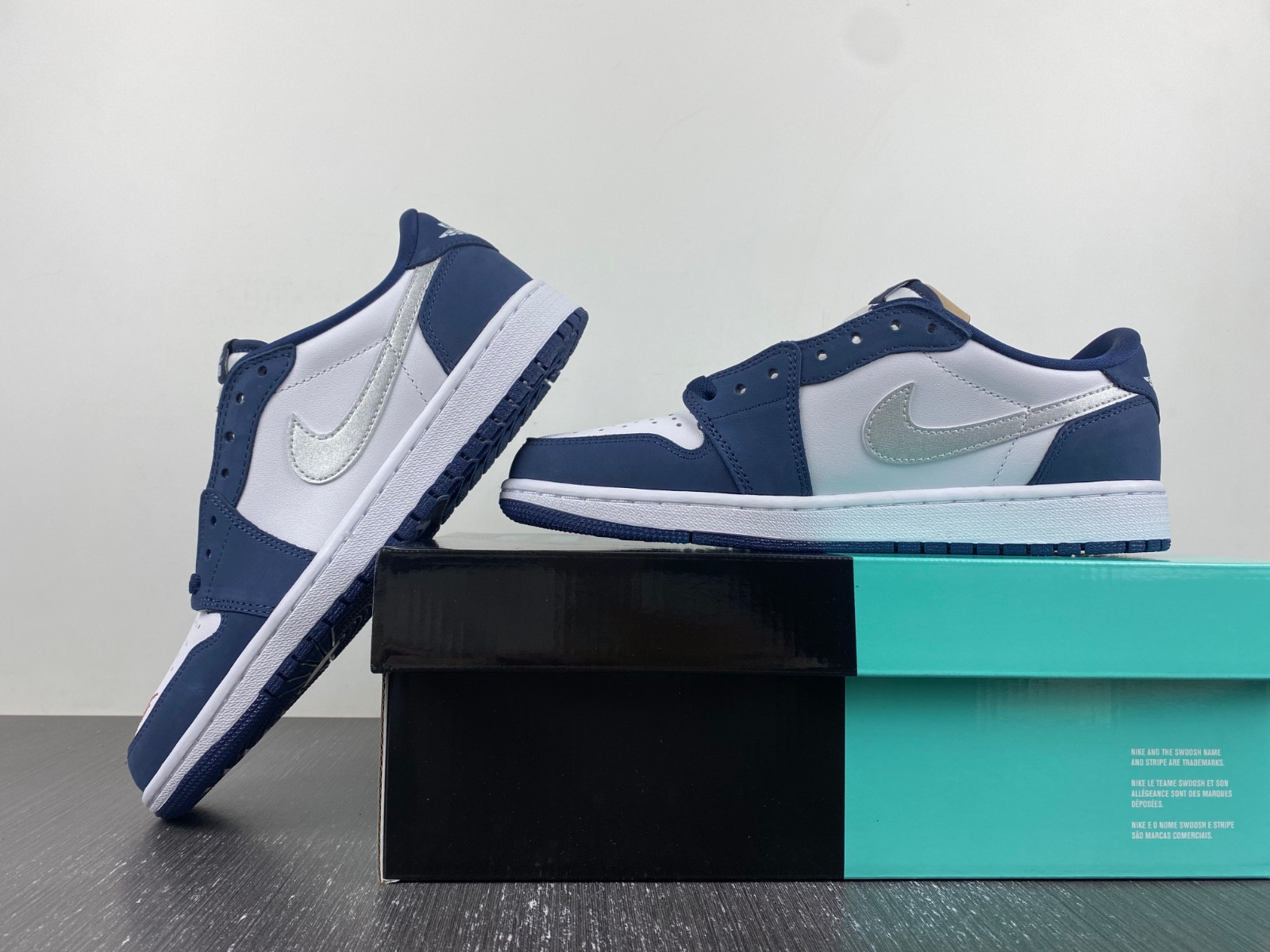 Nike SB x Air Jordan 1 Low CJ7891-400