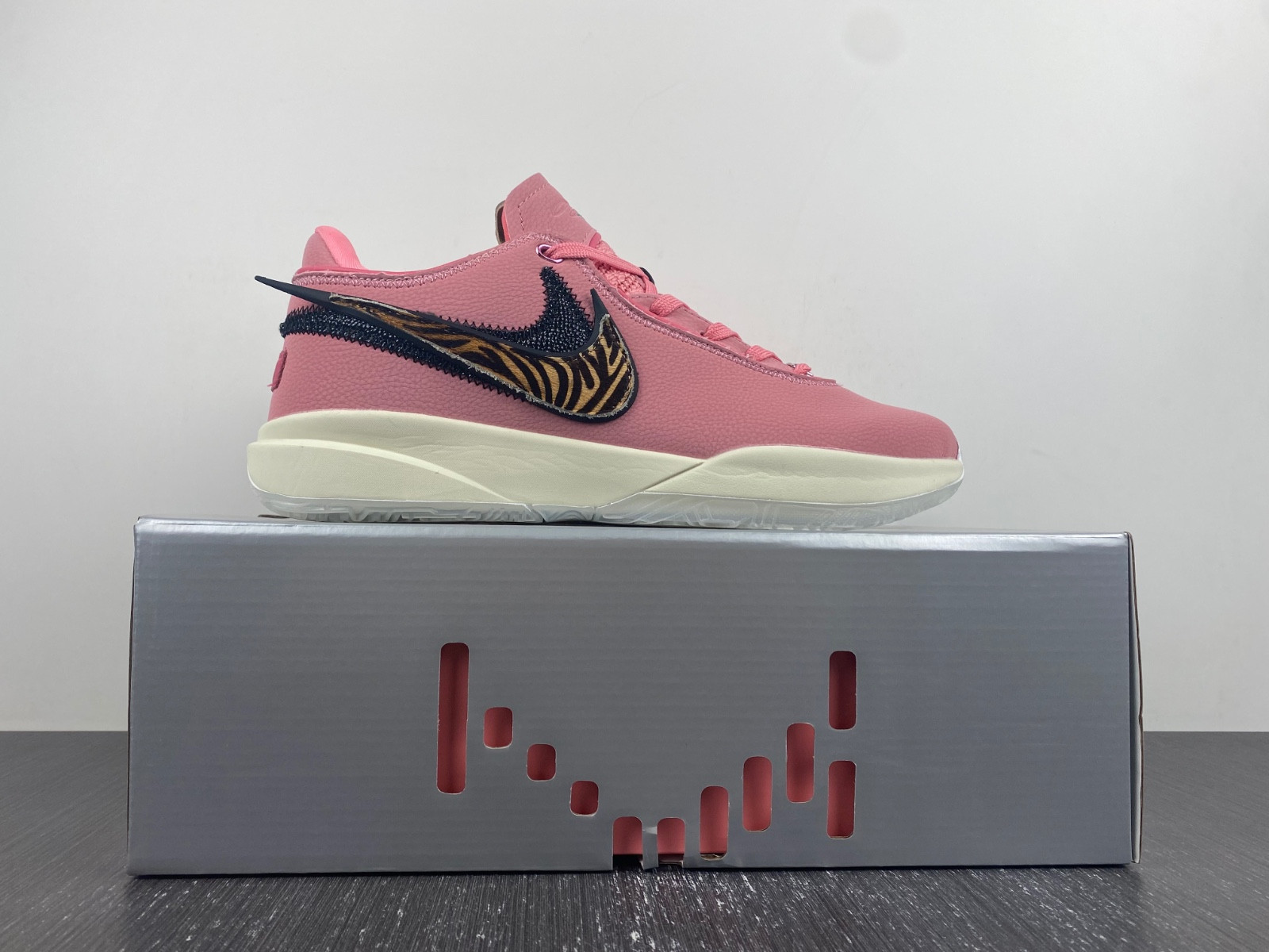 Nike LeBron 20 DQ3827-900