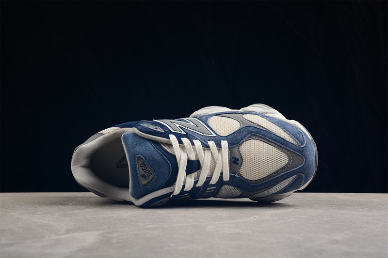 NEW Balan* Sneakers