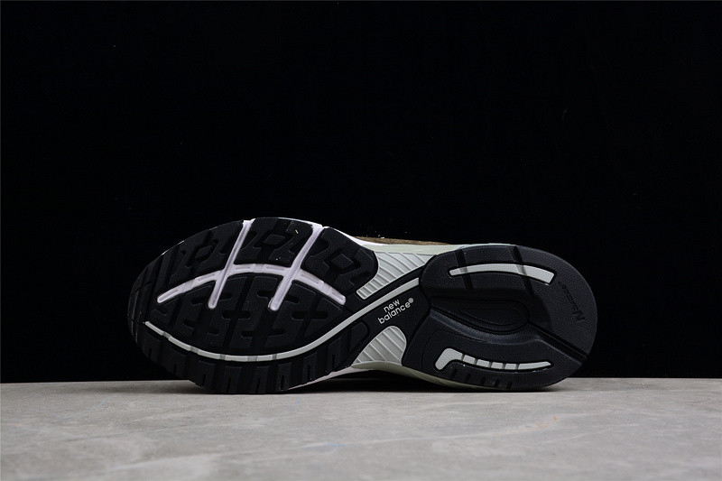 NEW Balan* Sneakers