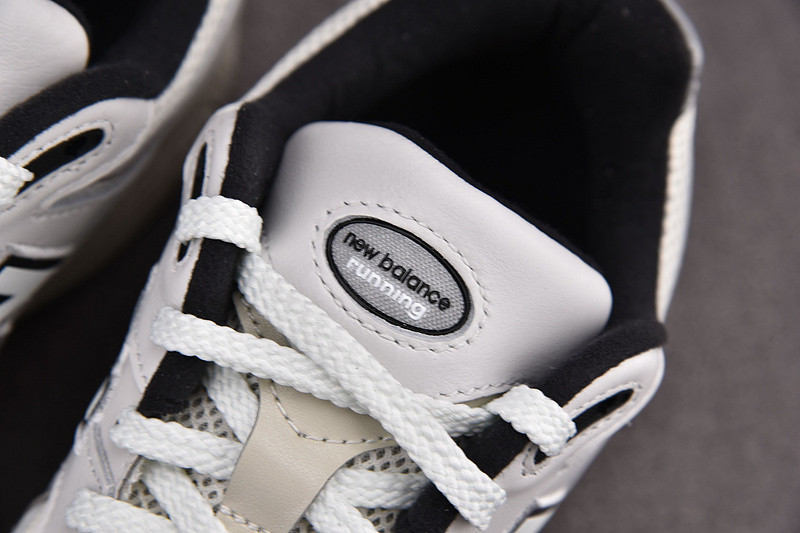 NEW Balan* Sneakers