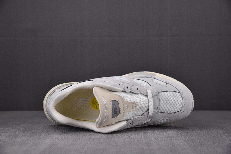 NEW Balan* Sneakers
